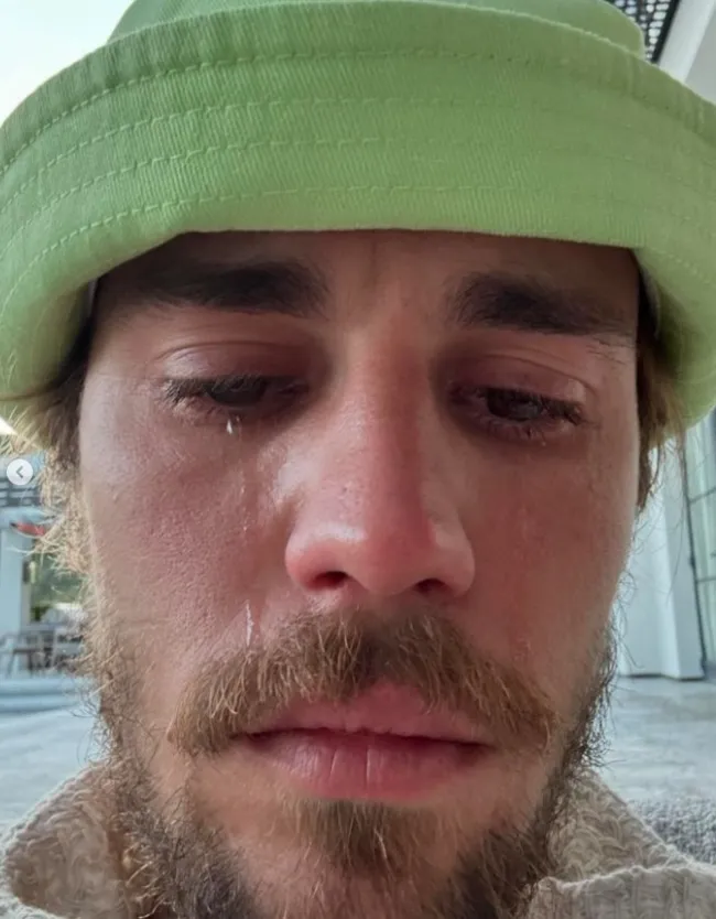 Ο Τζάστιν Μπίμπερ φαίνεται δακρυσμένος σε ανάρτησή του στο Instagram
