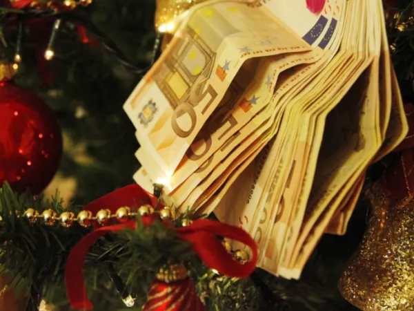 Χρήματα πάνω σε χριστουγεννιάτικο δέντρο
