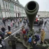 Έκθεση στρατιωτικού εξοπλισμού σε πλατεία της Αγίας Πετρούπολης, Ρωσία