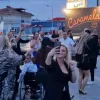 Κόσμος χορεύει έξω από κέντρο διασκέδασης στη Λάρισα