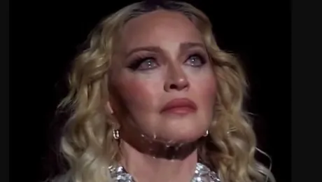 Η Μαντόνα δακρυσμένη σε συναυλία της