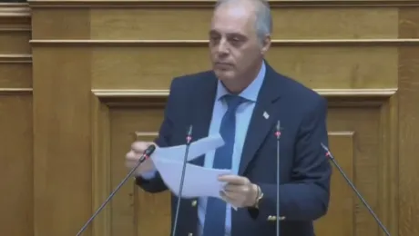 Ο Κυριάκος Βελόπουλος έσκισε τη Συμφωνία των Πρεσπών στη Βουλή