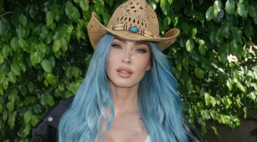 Η Μέγκαν Φοξ με γαλάζια μαλλιά και καομπόικο καπέλο