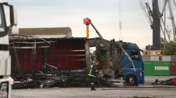 Εικόνες καταστροφής μετά τη μεγάλη φωτιά στο λιμάνι Θεσσαλονίκης 