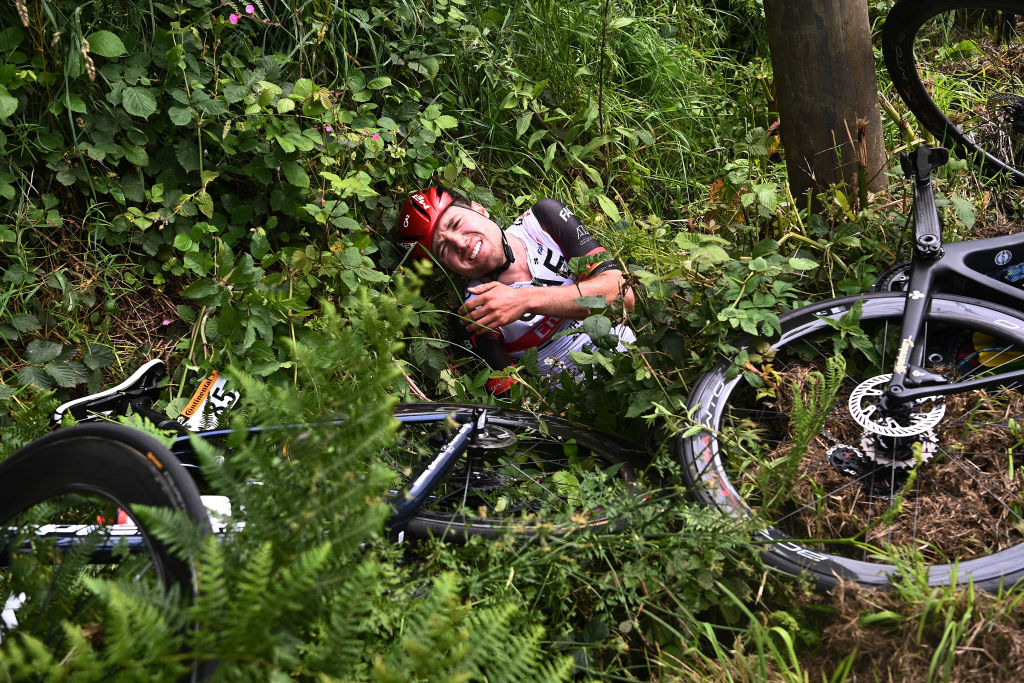 Τραυματισμένος αθλητής μετά από ατύχημα στο πρώτο ετάπ του Tour de France (πηγή: Getty Images)