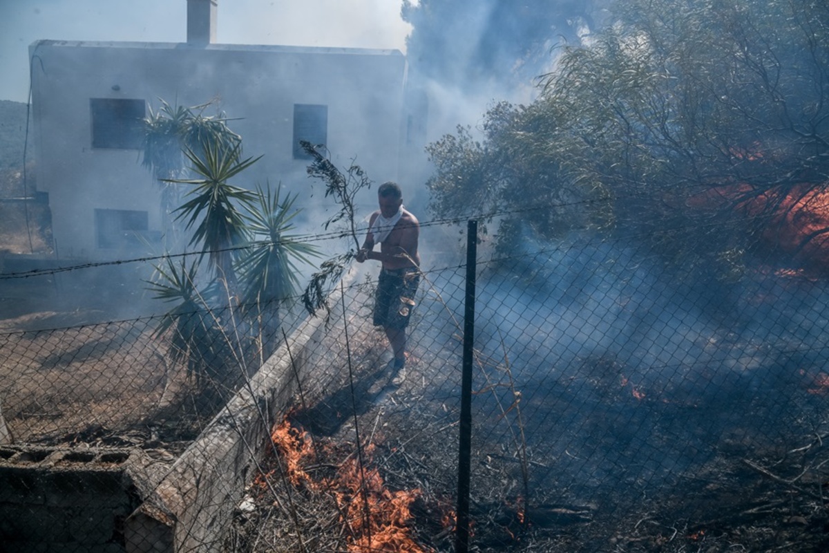 Φωτιά τώρα στην Κερατέα - Κοντά σε σπίτια οι φλόγες