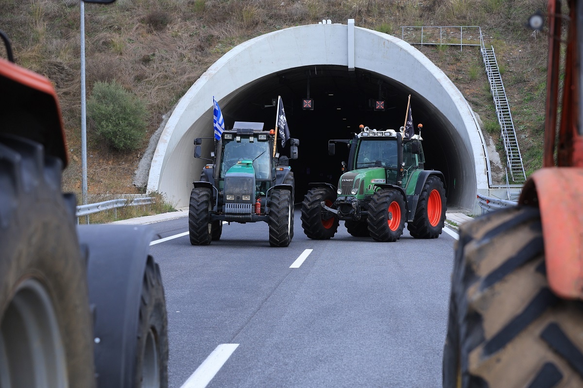 Μπλόκο στις σήραγγες στα Τέμπη από τους αγρότες: «Παραμένουμε ...