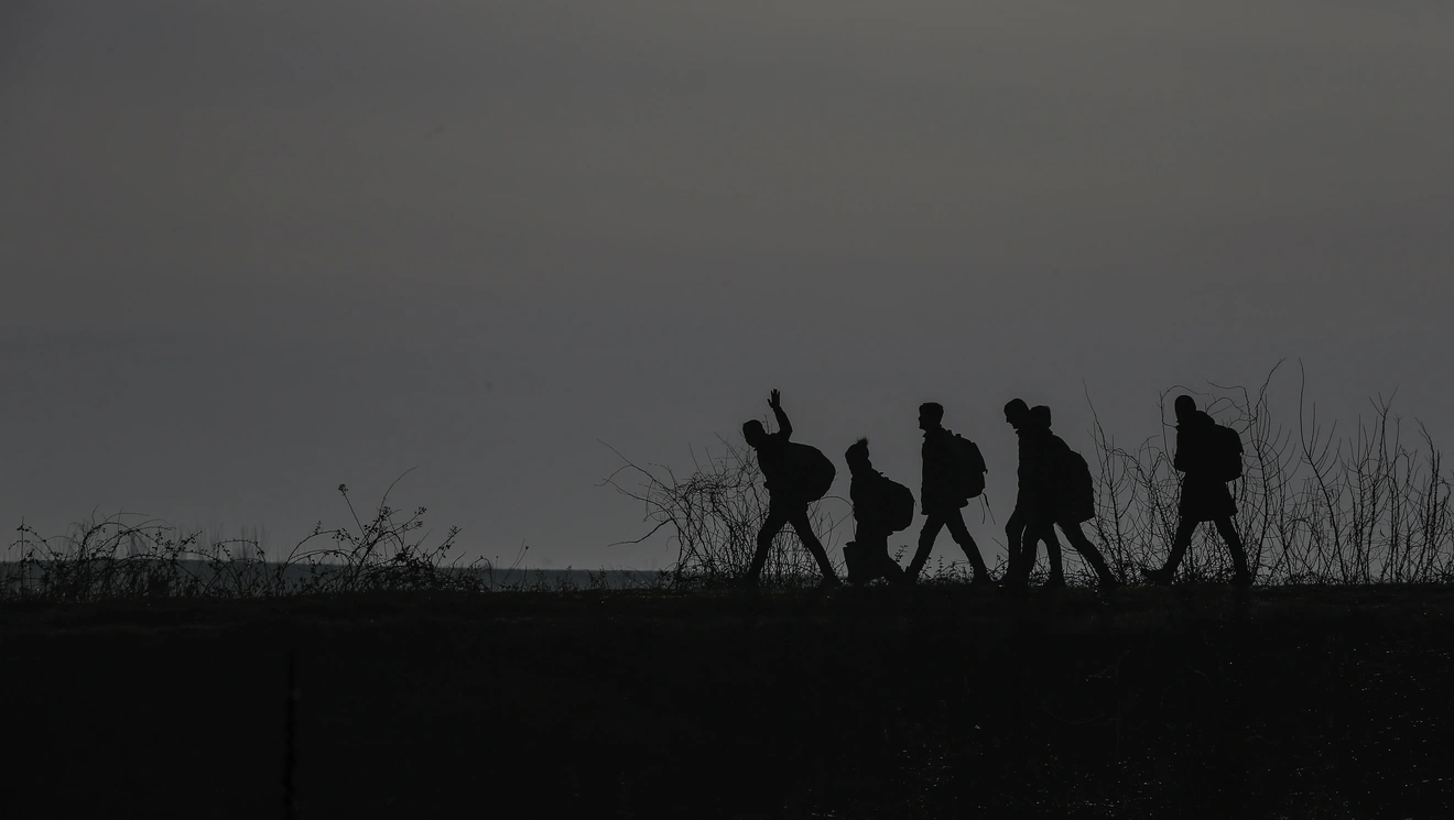 Μετανάστες περνούν το ποτάμι.