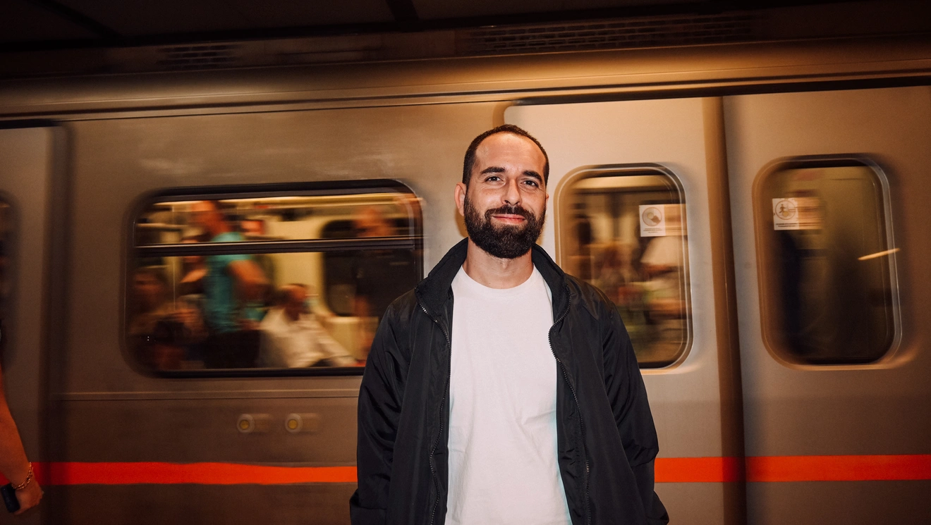 Ο Γιάννης Ρούσσος ανεβάζει την πρώτο του solo stand up παράσταση.