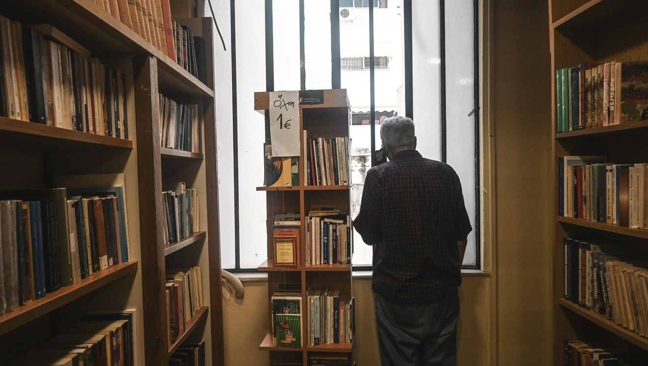 Ο Λεωνίδας Κουρσούμης ίδρυσε το Παλαιοβιβλιοπωλείο των Αστέγων.