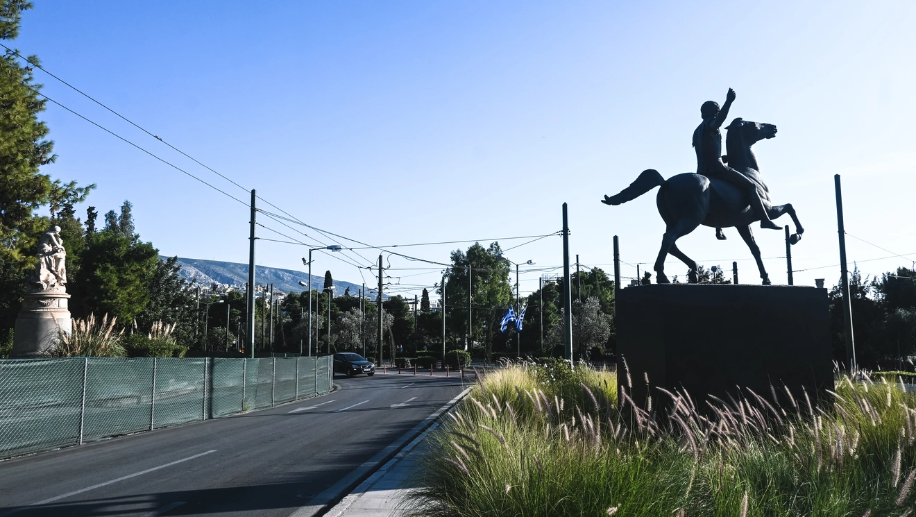 Το άγαλμα του Μεγάλου Αλεξάνδρου στη συμβολή Αμαλίας και Όλγας.