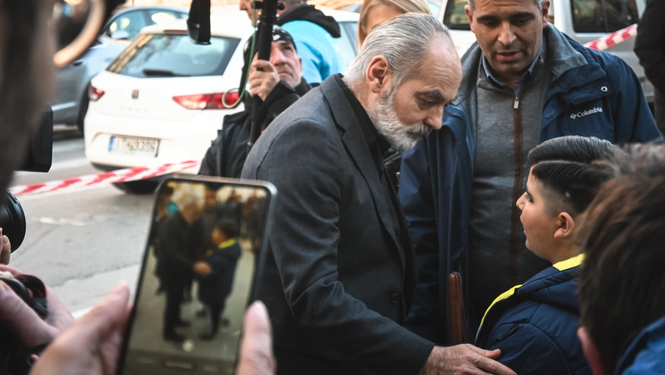 Ο Αριστείδης Καμπανός συνομιλεί με τον μικρό Λέανδρο.