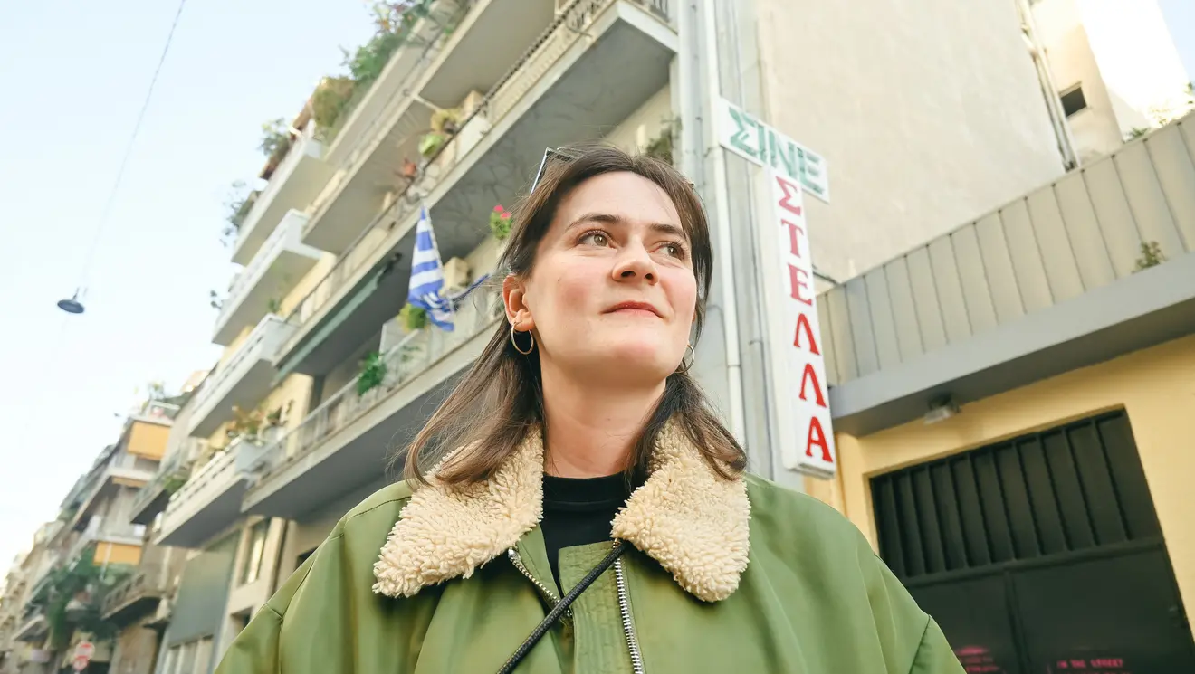 Η Έστερ έξω από το σινεμά Στέλλα στην Κυψέλη.