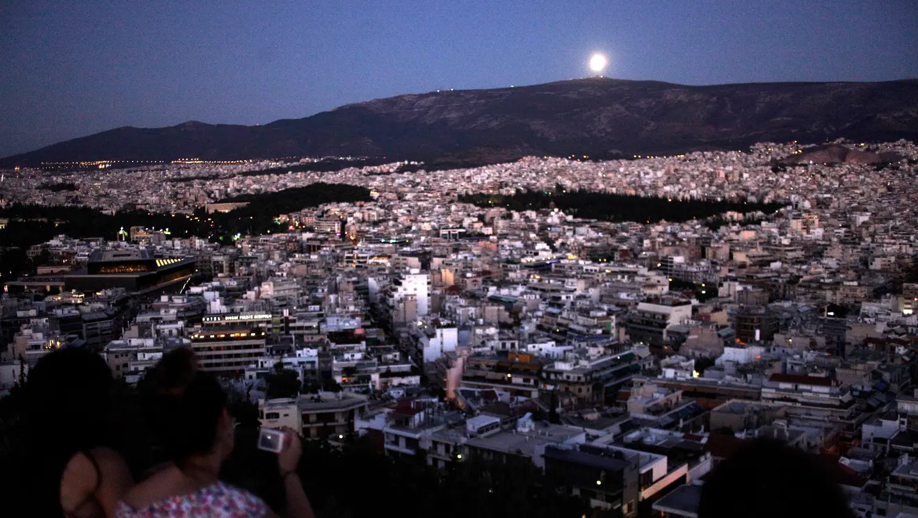 Αυγουστιάτικο φεγγάρι πάνω από το κέντρο της πόλης