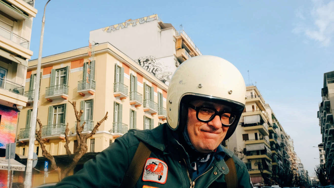 Ο Σταύρος Κιουτσιούκης στην Ολύμπου με την βέσπα του 