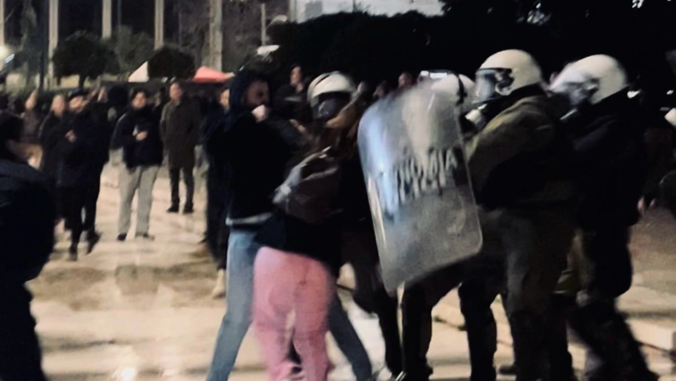 ΜΑΤ χτυπάνε νεαρή διαδηλώτρια μπροστά στον αδερφό της