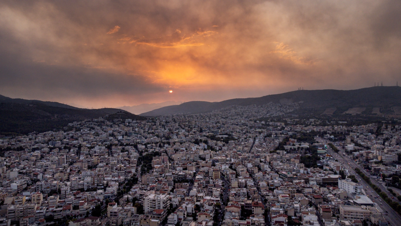 Καπνοί στην πόλη από φωτιά
