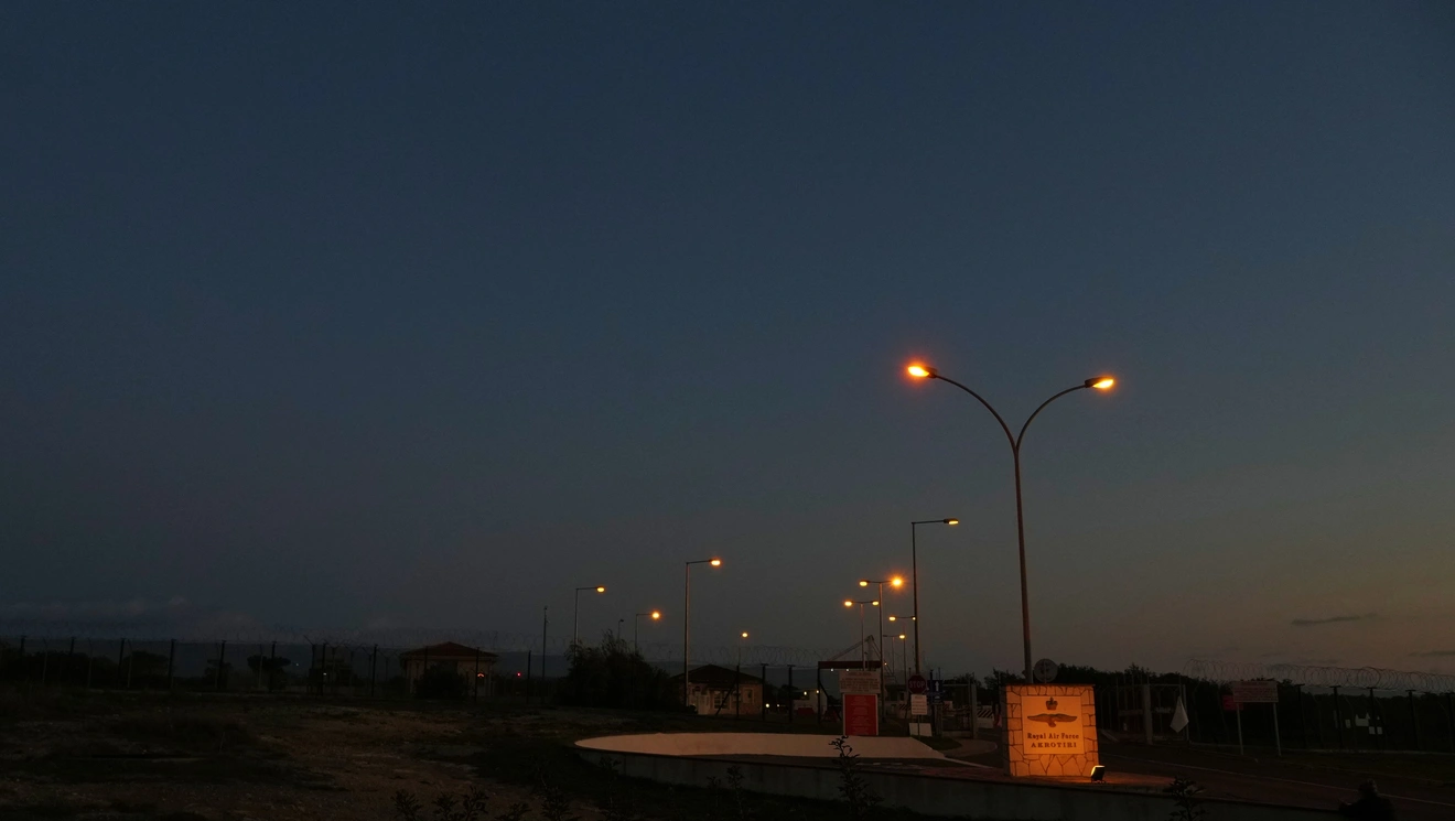 Η πύλη της αεροπορικής βάσης RAF Ακρωτηρίου του Ηνωμένου Βασιλείου κατά τη δύση του ηλίου, αφού χτυπήθηκε από drone νωρίτερα το πρωί κοντά στη Λεμεσό της Κύπρου, Δευτέρα 2 Μαρτίου 2026. (AP Photo/Petros Karadjias)