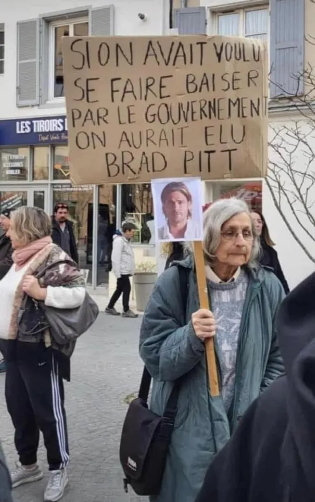 Viral έγινε πλακάτ στη Γαλλία - «Αν θέλαμε να μας γ... η κυβέρνηση θα είχαμε ψηφίσει τον Μπραντ Πιτ» | Reader