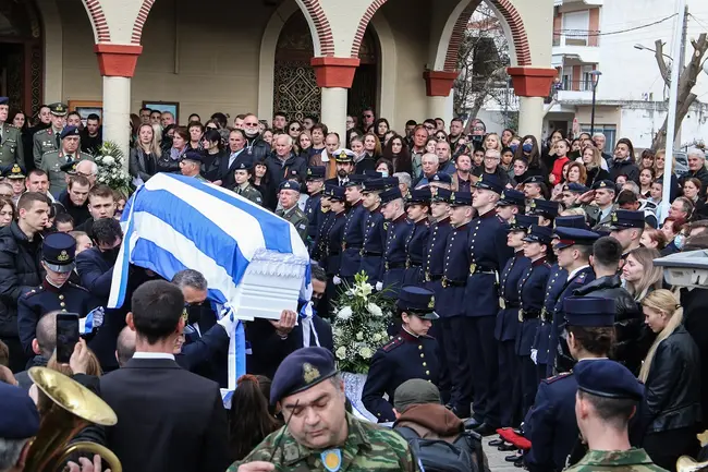 kideia 20xronis klaoyntias