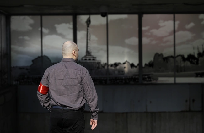 Νεοναζί έξω από εκλογικό τμήμα της Σλοβακίας.