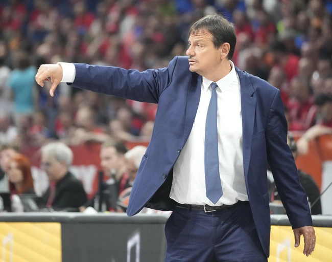 Ο Ergin Ataman δίνει οδηγίες σε παίκτες του