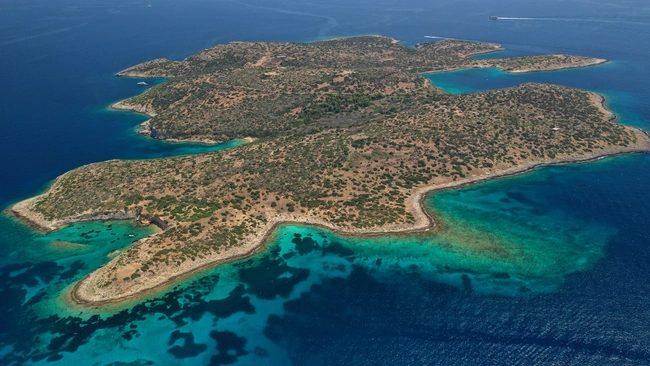 Το νησί Φλέβες στην Ανατολική Αττική.