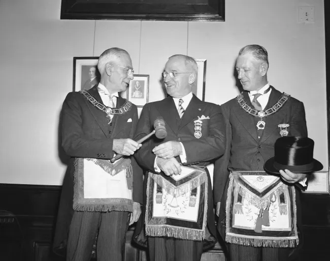 Ο Harry Truman με μέλη της μασονικής στοάς.