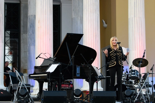 Η διεθνώς επιτυχημένη visual artist και οικοδέσποινα της βραδιάς, Μάρα Καρέτσος