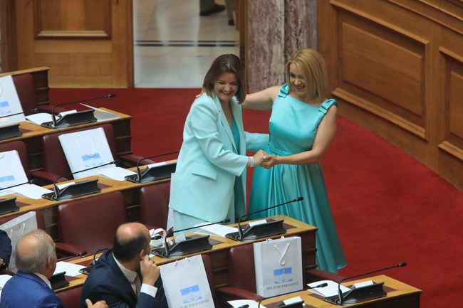 Αγκαλιές ανάμεσα σε βουλεύτριες