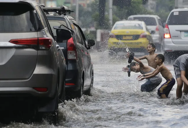 Παιδιά παίζουν στη βροχή στις Φιλιππίνες.