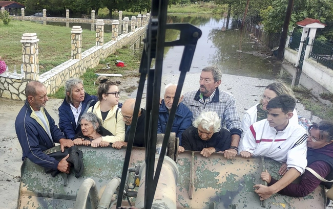 Κάτοικοι απομακρύνονται από τον στρατό.