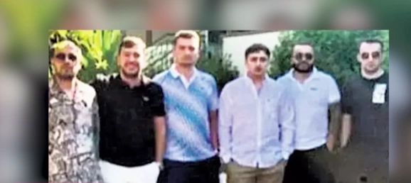 Ραγδαίες είναι οι εξελίξεις στην υπόθεση της μαφιόζικης εκτέλεσης των 6 Τούρκων στη Λούτσα. Φωτογραφία – κλειδί θεωρείται αυτή που δημοσιεύτηκε από τουρκική εφημερίδα κι απεικονίζονται τα πρόσωπα των θυμάτων. Το ερώτημα που προκύπτει ωστόσο είναι ποιος έχει βγάλει αυτή την φωτογραφία. Και μάλιστα σε διαπίστωση που έχει κάνει η ΕΛ.ΑΣ. η φωτογραφία έχει τραβηχτεί στο σπίτι που είχαν νοικιάσει μέσω βραχυχρόνιας μίσθωσης τα έξι θύματα της δολοφονικής επίθεσης. Πιθανολογείται δε, οι άντρες να έβγαλαν την εν λ