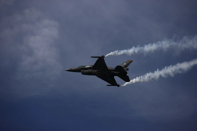 28η Οκτωβρίου αεροπορική επίδειξη από αεροσκάφος