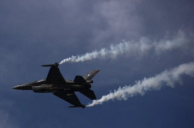 28η Οκτωβρίου αεροπορική επίδειξη από αεροσκάφος