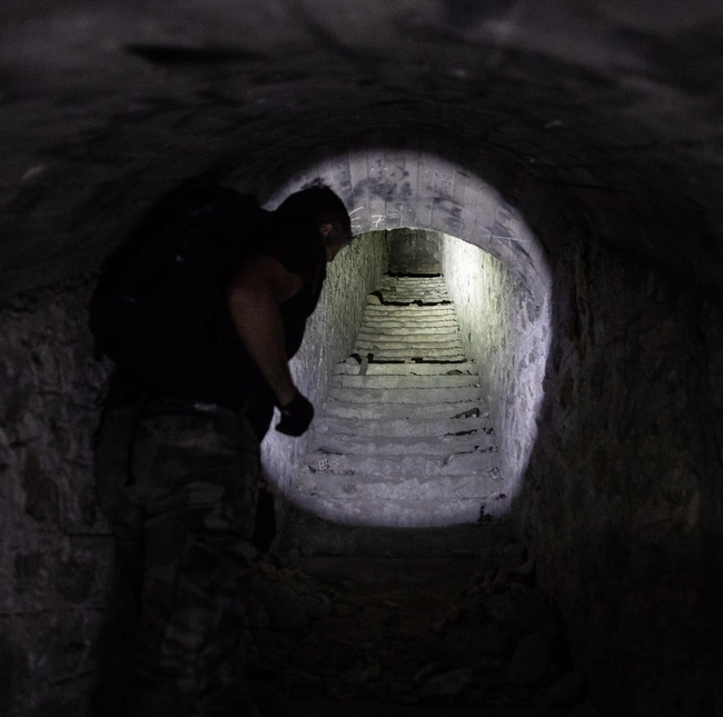 Είσοδος σε καταφύγιο.