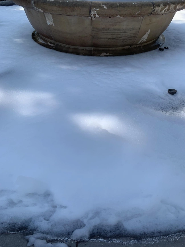 Οι σαπουνάδες στο σιντριβάνι στο Σύνταγμα