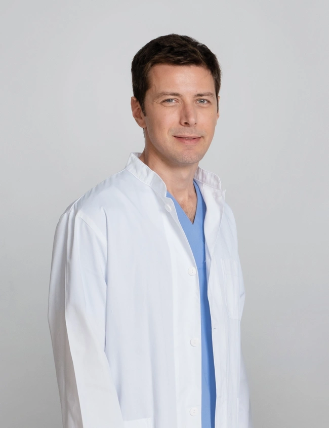 Ο Δημήτρης Αποστόλου (Παναγιώτης Εξαρχέας) στη σειρά «Ο Γιατρός»