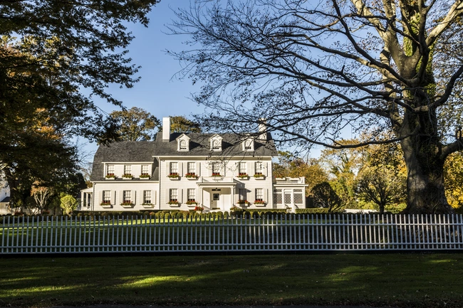 Μία από τις πολυτελείς βίλες της περιοχής.