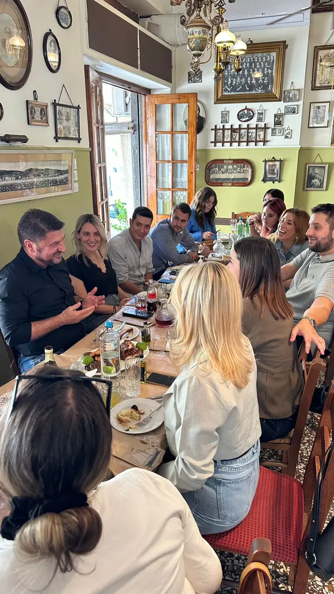 Ο Νίκος Χαρδαλιάς με εθελοντές