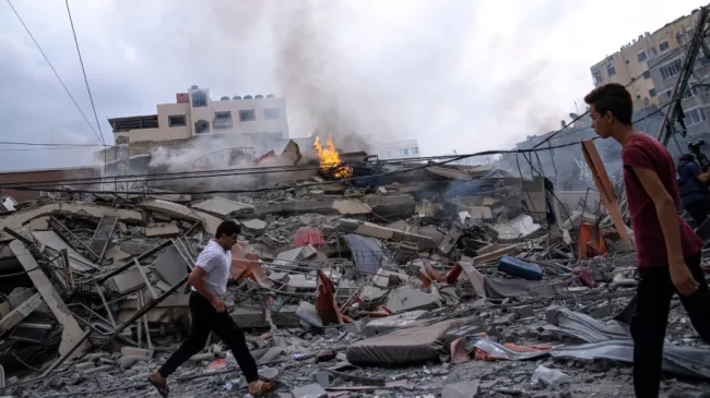 Βομβαρδισμένη γειτονιά στη Λωρίδα της Γάζας