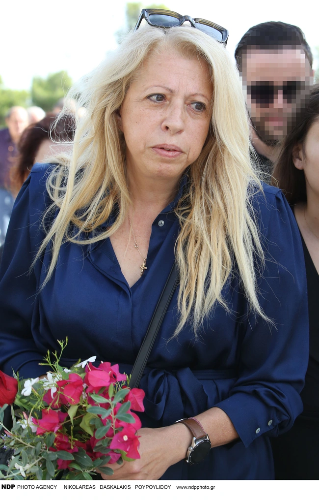 Η σύντροφος του Αίαντα Μανθόπουλου, Ελισάβετ Σταμοπούλου, στην κηδεία του