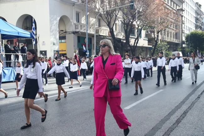 Δασκάλα στη μαθητική παρέλαση στη Θεσσαλονίκη