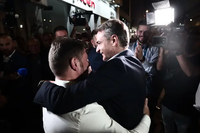 Αγκαλιά Μητσοτάκη - Χαρδαλιά