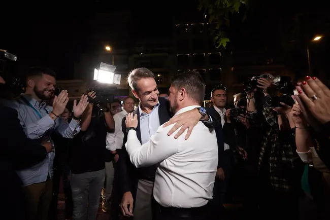 Αγκαλιά Μητσοτάκη - Χαρδαλιά