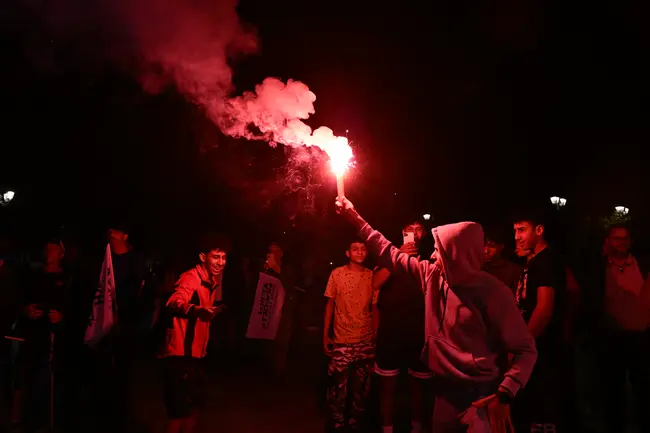 Καπνογόνα στα περίπτερα της ΝΔ