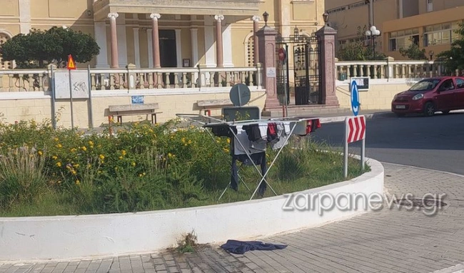 Απλώστρα με ρούχα πάνω σε κόμβο στα Χανιά