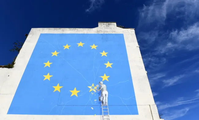 Κατεδαφίστηκε το κτίριο με την εμβληματική τοιχογραφία του Banksy για το Brexit