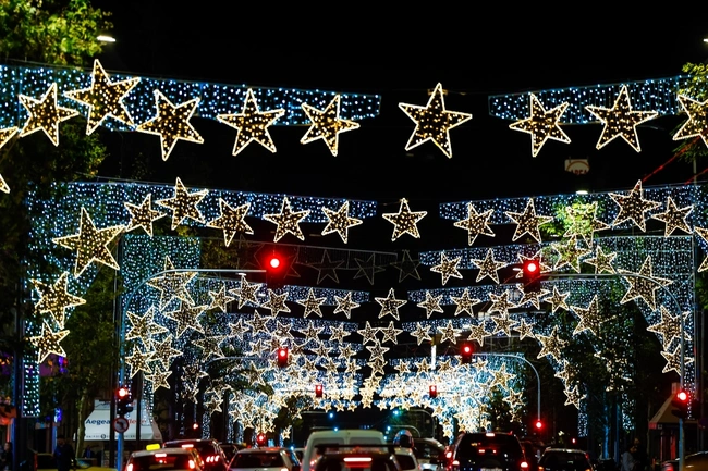 Η χριστουγεννιάτικα στολισμένη Αθήνα