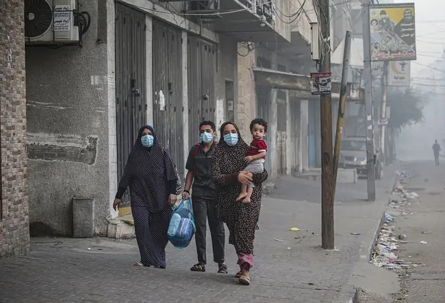 Κάτοικοι της Γάζας απομακρύνονται με τα παιδιά τους